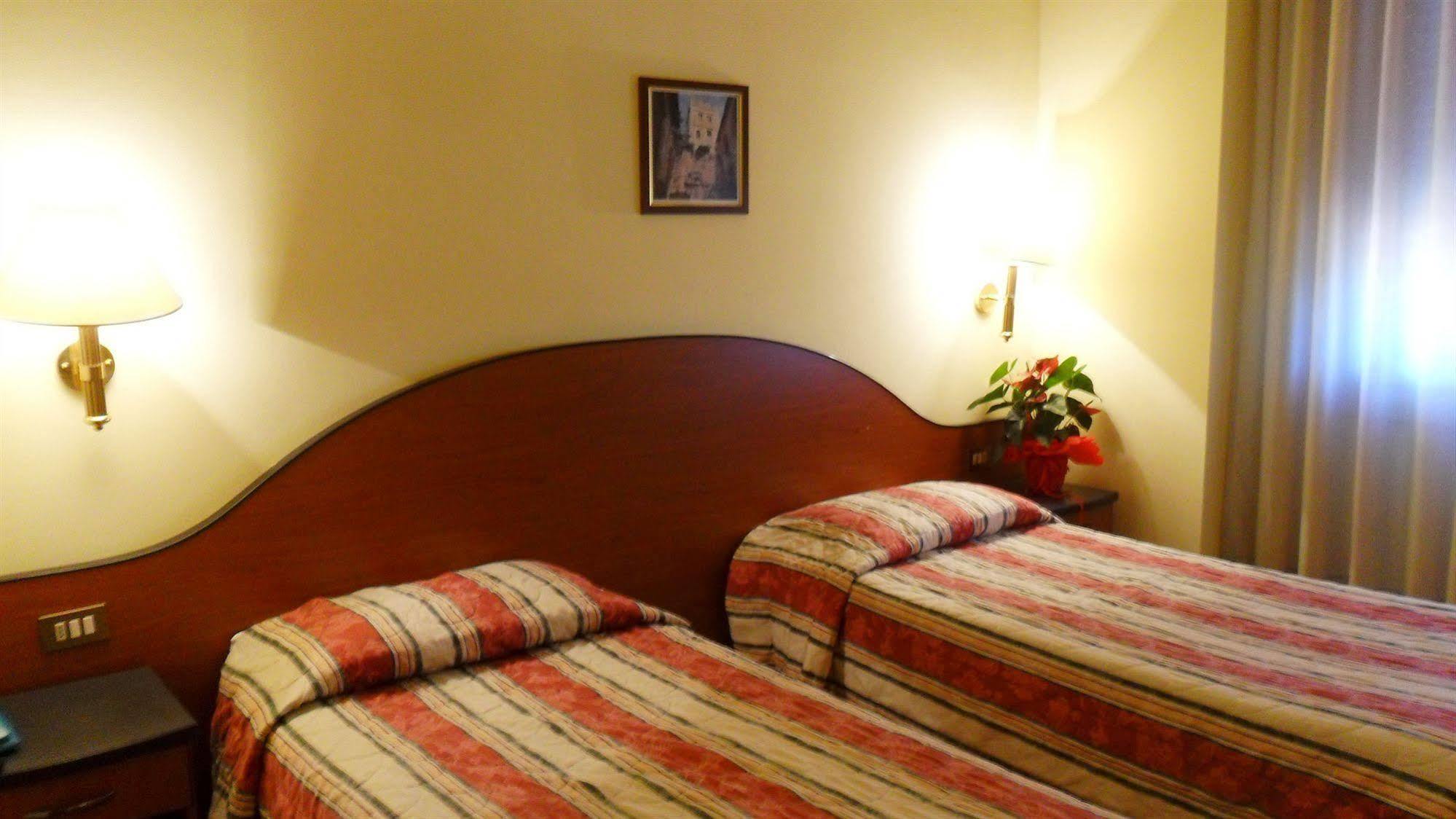Hotel Florida Пьове-Ди-Сакко Экстерьер фото